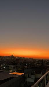 - Vistas a la ciudad al atardecer en Casa da árvore, en Río de Janeiro