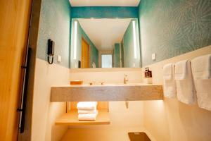 Bilik mandi di GO Quito Hotel