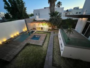 a backyard with a swimming pool and a house at Casa Concept Delicias in Delicias