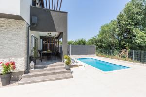 a backyard with a swimming pool and a house at Villa Maša in Rovinj