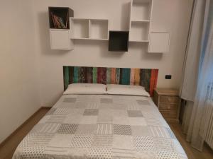 una camera da letto con un letto in una stanza di Maison Cocò ad Aosta