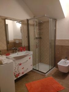 un bagno con doccia, lavandino e WC di Maison Cocò ad Aosta