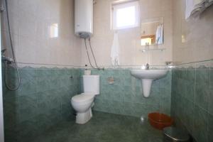 a bathroom with a toilet and a sink at Guest House Kiwi in Golden Sands