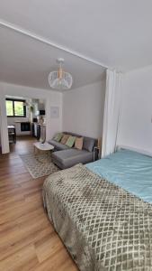 ein Schlafzimmer mit einem Bett und einer Couch in der Unterkunft Grand studio Lille centre in Lille