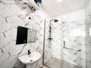 Koupelna v ubytování Luxury 3 Bedroom Haven in Lekki