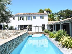 Πισίνα στο ή κοντά στο Maison spacieuse avec piscine et accès plage - FR-1-434-69