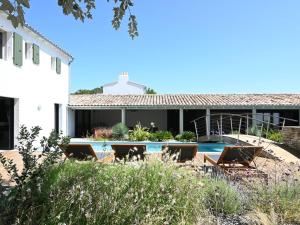 Πισίνα στο ή κοντά στο Maison spacieuse avec piscine et accès plage - FR-1-434-69