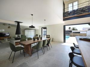 Η κουζίνα ή μικρή κουζίνα στο Maison spacieuse avec piscine et accès plage - FR-1-434-69