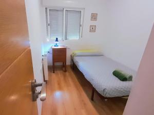 Łóżko lub łóżka w pokoju w obiekcie Murcia a tus pies III, centro