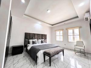 Postel nebo postele na pokoji v ubytování Luxury 3 Bedroom Haven in Lekki + 6 fotografií