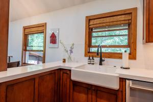 une cuisine avec un évier et une fenêtre dans l'établissement 380 Sabala Unit A, à Ketchum 25 autres photos