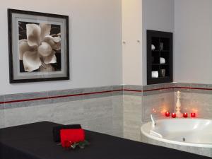 a bathroom with a bath tub with red candles at Vila Gale Lagos in Lagos