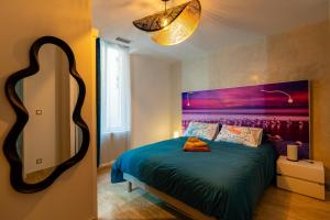 En eller flere senge i et værelse på Chic, Luxury & Spacious F4 in Old Town AC