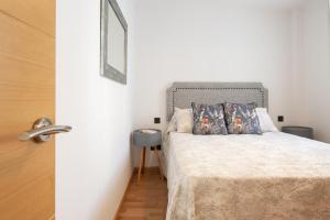 A bed or beds in a room at ÁTICO DE LUX SANXENXO