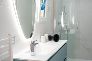 Et badeværelse på Chic, Luxury & Spacious F4 in Old Town AC