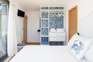 A bed or beds in a room at ÁTICO DE LUX SANXENXO