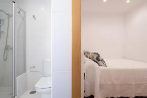 A bathroom at ÁTICO DE LUX SANXENXO