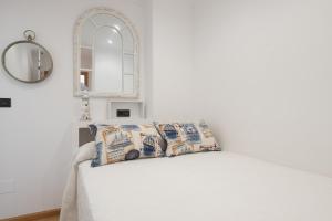 A bed or beds in a room at ÁTICO DE LUX SANXENXO