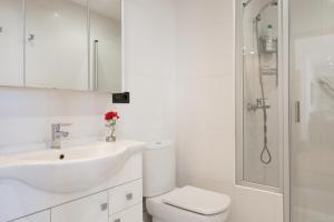 A bathroom at ÁTICO DE LUX SANXENXO