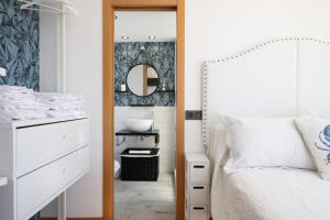 A bed or beds in a room at ÁTICO DE LUX SANXENXO