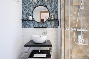 A bathroom at ÁTICO DE LUX SANXENXO