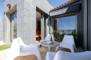 A seating area at ÁTICO DE LUX SANXENXO