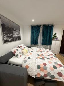 Ένα ή περισσότερα κρεβάτια σε δωμάτιο στο Logement avec terrasse et entrée indépendantes a 25 min de Paris