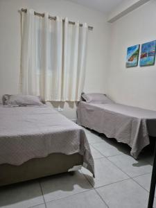En eller flere senge i et værelse på Apartamento E-23 Edifício Villa Monreale - Praia Itaguá