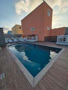Swimmingpoolen hos eller tæt på Apartamento E-23 Edifício Villa Monreale - Praia Itaguá