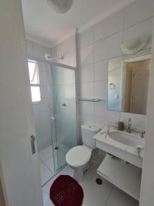 Et badeværelse på Apartamento E-23 Edifício Villa Monreale - Praia Itaguá