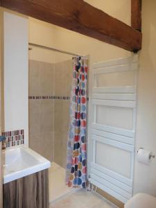 The Granary Thirsk Luxury Holiday Cottage Barn في ثيرسك: حمام مع ستارة دش ومغسلة