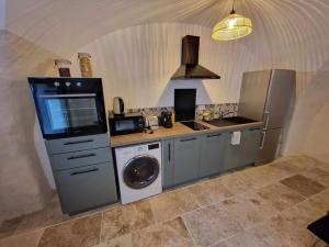 a kitchen with a washing machine and a washer at Logement privé avec terrasse in Chanonat +14 photos