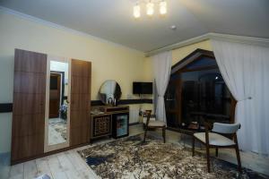 TV a/nebo společenská místnost v ubytování VƏTƏN Hotel