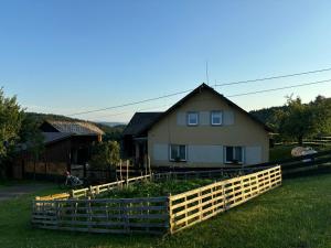 Chodská LhotaChalupa u Mráze的院子前有围栏的房子