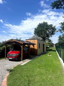 Taman di luar Upcyklovaný kontejnerový dům
