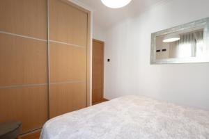 A bed or beds in a room at ÁTICO DE LUX SANXENXO