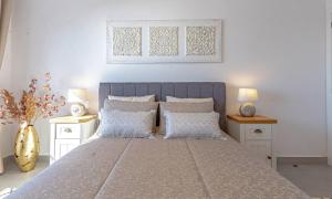 Posteľ alebo postele v izbe v ubytovaní Sunset Bay Apt By Dream Homes Tenerife
