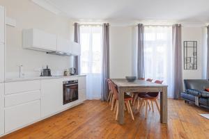 a kitchen and dining room with a table and chairs at Les Suites de la Cathédrale in Albi
