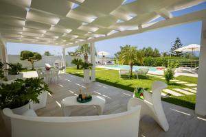 Bazén v ubytovaní Golden Holiday 2 Ville con piscine indipendenti e separate alebo v jeho blízkosti