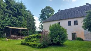 una casa bianca con gazebo in un cortile di Chalupa U Kolibříka a Želnava