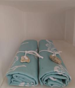 a stack of towels sitting on top of a table at Quédate Aquí in Las Galeras