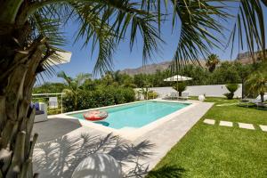 Bazén v ubytovaní Golden Holiday 2 Ville con piscine indipendenti e separate alebo v jeho blízkosti