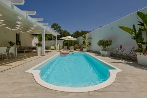 Bazén v ubytovaní Golden Holiday 2 Ville con piscine indipendenti e separate alebo v jeho blízkosti