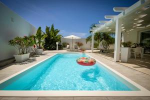 Bazén v ubytovaní Golden Holiday 2 Ville con piscine indipendenti e separate alebo v jeho blízkosti