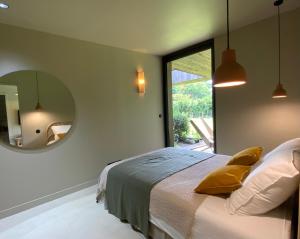 En eller flere senge i et værelse på Lisière du Lac - 100m du Lac