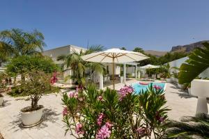 Bazén v ubytovaní Golden Holiday 2 Ville con piscine indipendenti e separate alebo v jeho blízkosti