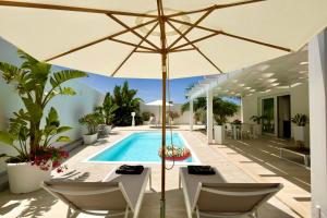 Bazén v ubytovaní Golden Holiday 2 Ville con piscine indipendenti e separate alebo v jeho blízkosti