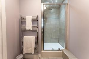 a bathroom with a shower and a bath tub at Luxury En-Suite Room 2 in Blewbury Oxfordshire in Blewbury