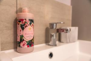 a bottle of soap sitting on top of a sink at Luxury En-Suite Room 2 in Blewbury Oxfordshire in Blewbury +7 photos
