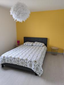 Postel nebo postele na pokoji v ubytování Chez Gaëlle